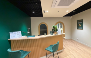Visuel illustrant l'intérieur de la nouvelle agence Gold Service Mérignac, située au sein du centre commercial Mérignac Soleil